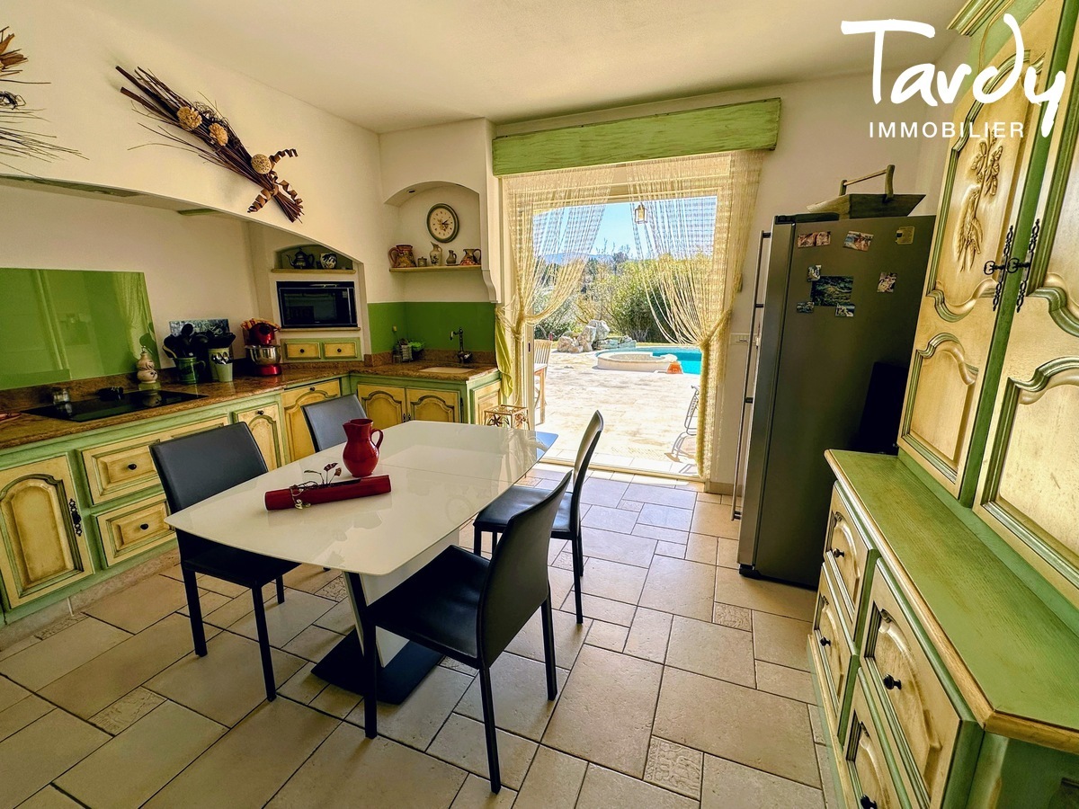 Belle proprit familiale - vue dgage - 13100 AIX EN PROVENCE - Aix-en-Provence - Poutres en bois hauteur sous plafond
