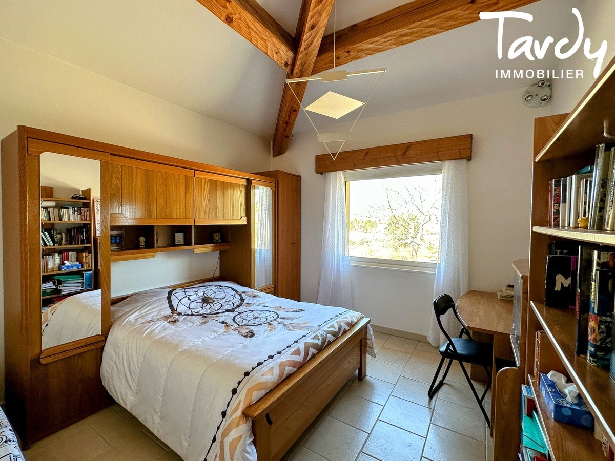 Belle maison Provenale - vue dgage - 13100 AIX EN PROVENCE - Aix-en-Provence - Poutres en bois hauteur sous plafond