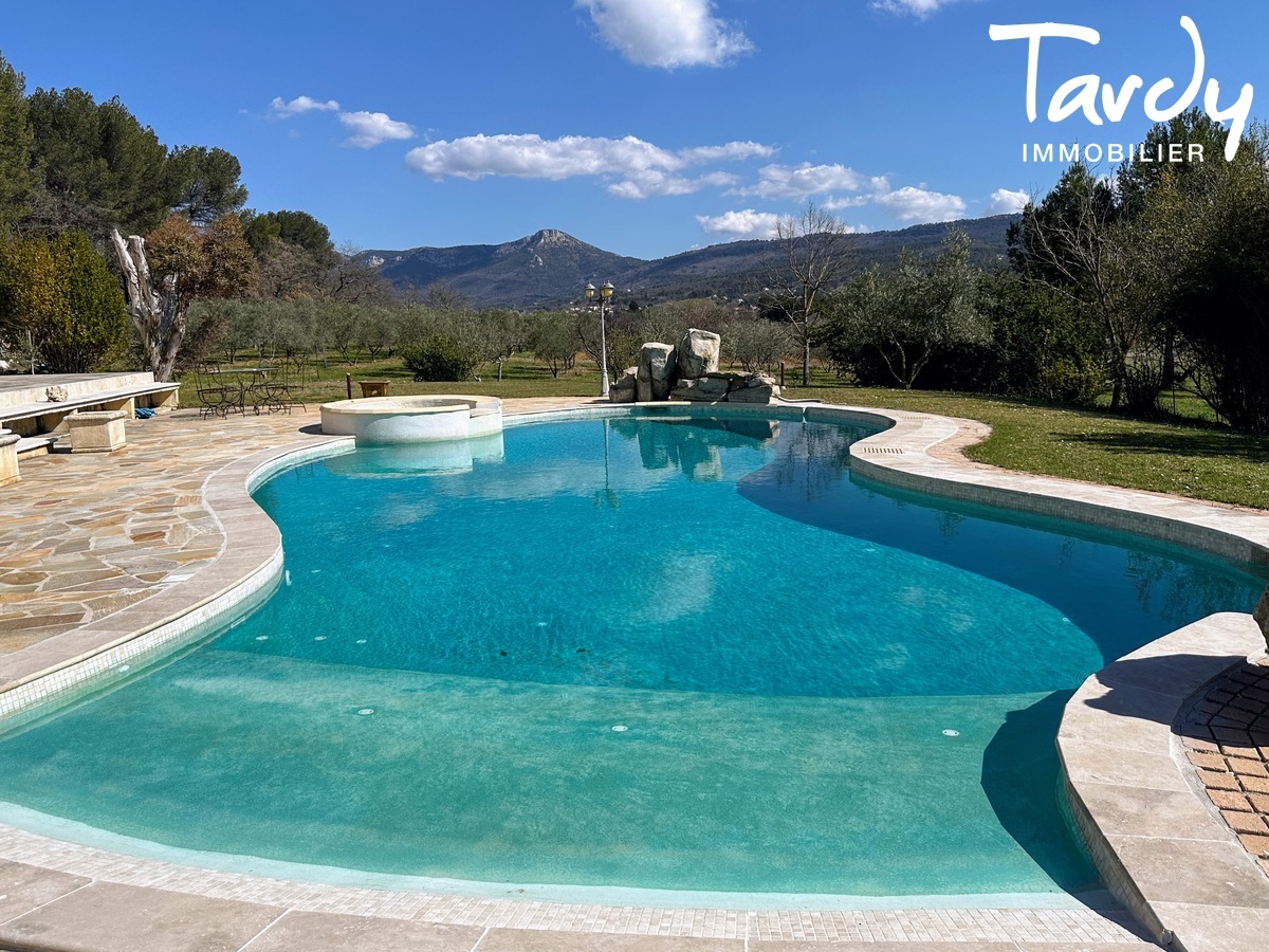 Belle maison Provenale - vue dgage - 13100 AIX EN PROVENCE - Aix-en-Provence - Piscine avec vue sans vis  vis