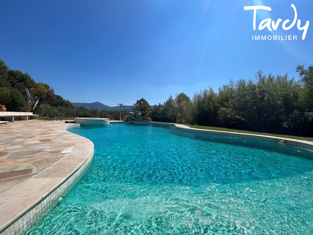 Belle proprit familiale - vue dgage - 13100 AIX EN PROVENCE - Aix-en-Provence - Grand terrain oliveraie vignes Aix en Provence