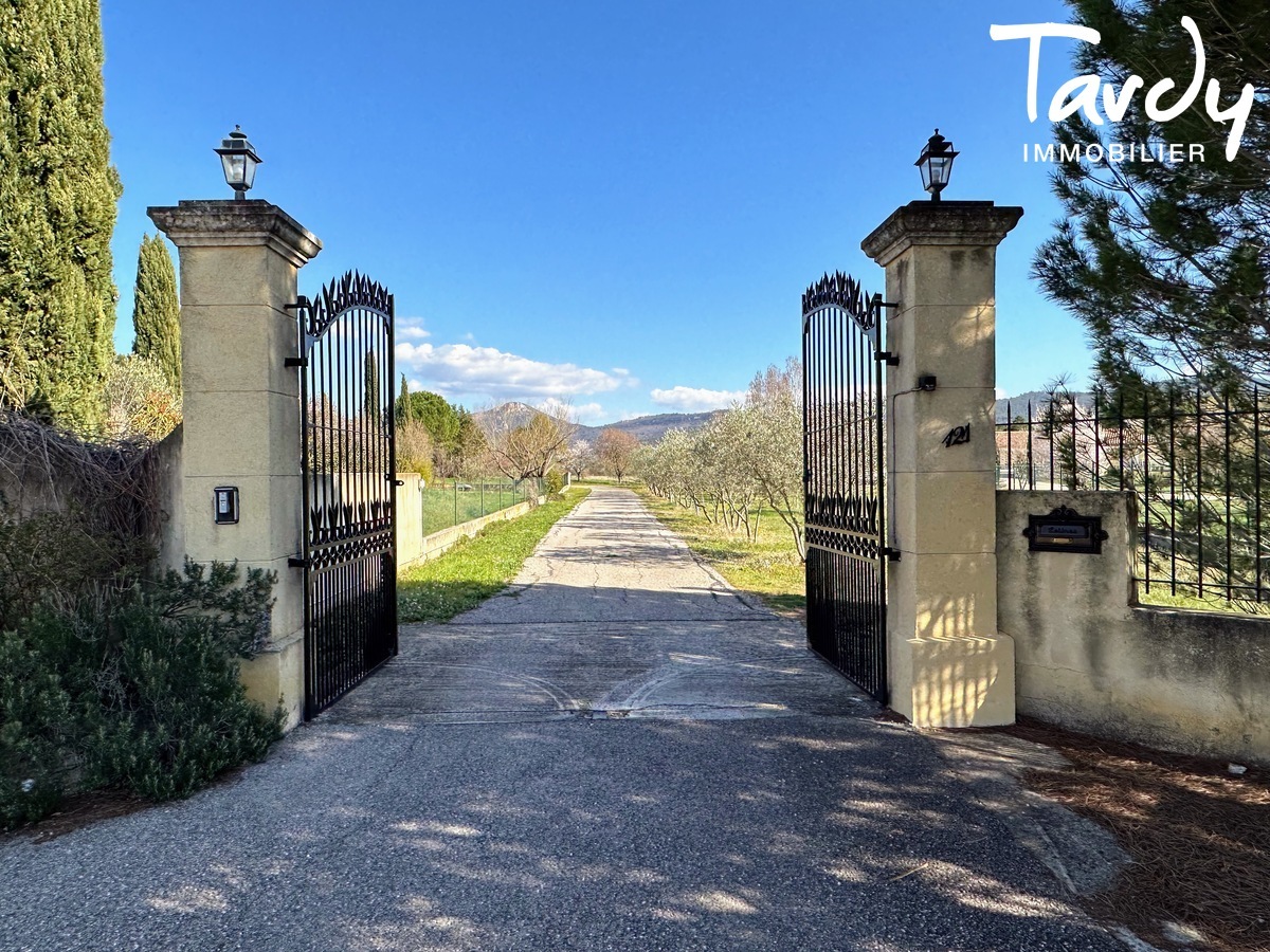 Belle proprit familiale - vue dgage - 13100 AIX EN PROVENCE - Aix-en-Provence - Batisse provenale