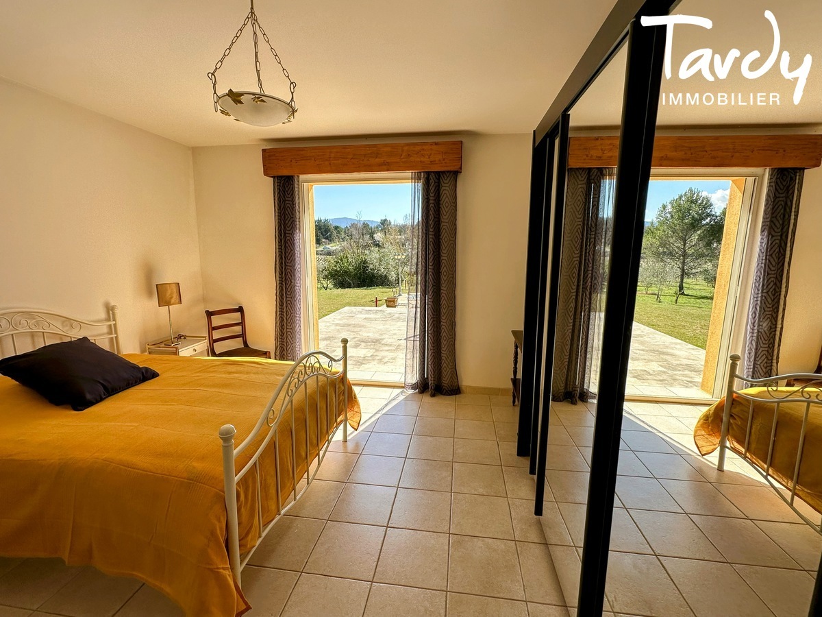 Belle proprit familiale - vue dgage - 13100 AIX EN PROVENCE - Aix-en-Provence - Salle  manger baies  galandage dedans dehors