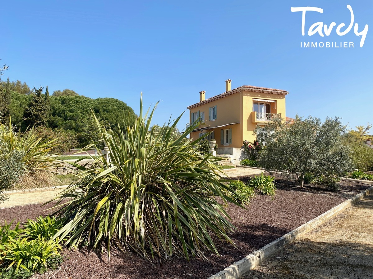 Proprit pieds dans l'eau - 83270 SAINT-CYR SUR MER - Saint-Cyr-sur-Mer - Vendue par Tardy Immobilier Pieds dans l'eau 83270