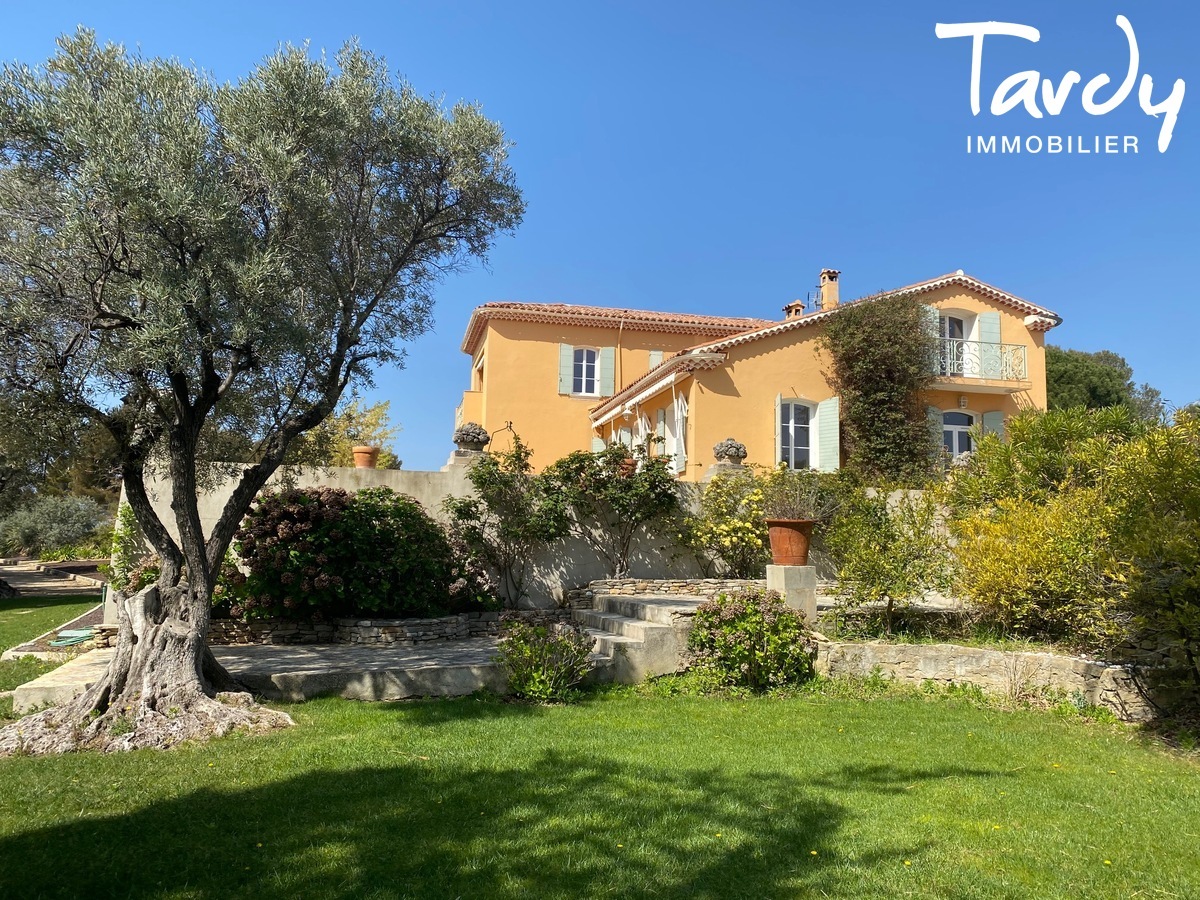 Proprit pieds dans l'eau - 83270 SAINT-CYR SUR MER - Saint-Cyr-sur-Mer - Villa de charme front de mer  Saint Cyr sur Mer 83270 Tardy immobilier