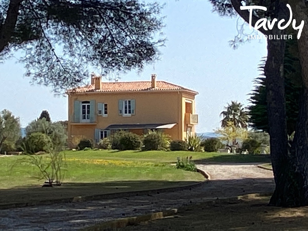 Proprit pieds dans l'eau - 83270 SAINT-CYR SUR MER - Saint-Cyr-sur-Mer - Proprit sur grand terrain plat vue mer St Cyr sur Mer vendue par Tardy Immobilier