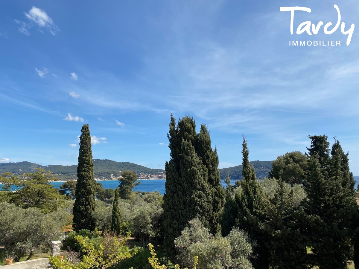 Proprit pieds dans l'eau - 83270 SAINT-CYR SUR MER - Saint-Cyr-sur-Mer - Proprit sur grand terrain plat vue mer St Cyr sur Mer vendue par Tardy Immobilier