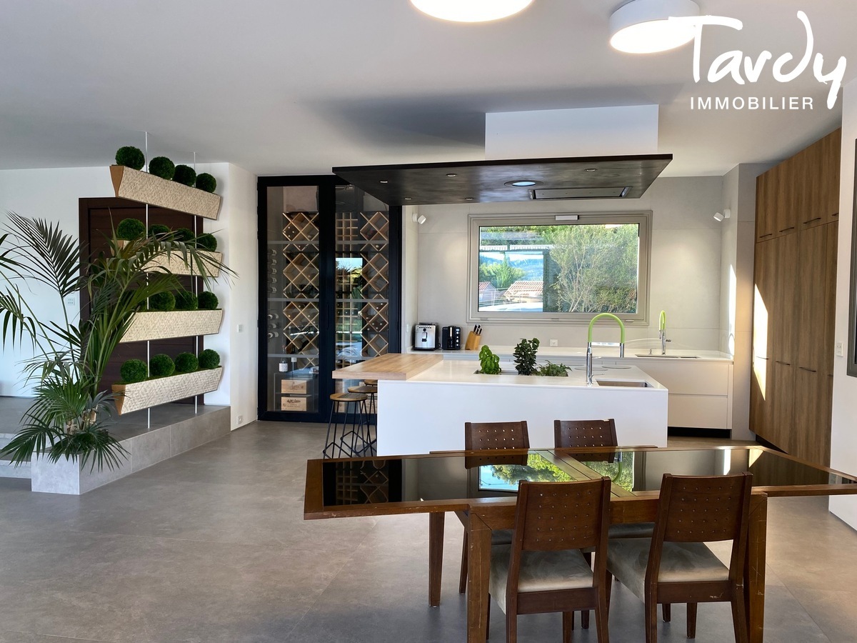 Villa neuve, vue dgage, prestations haut de gamme - 83740 LA CADIERE D'AZUR - La Cadire-d'Azur - CONTEMPORAINE