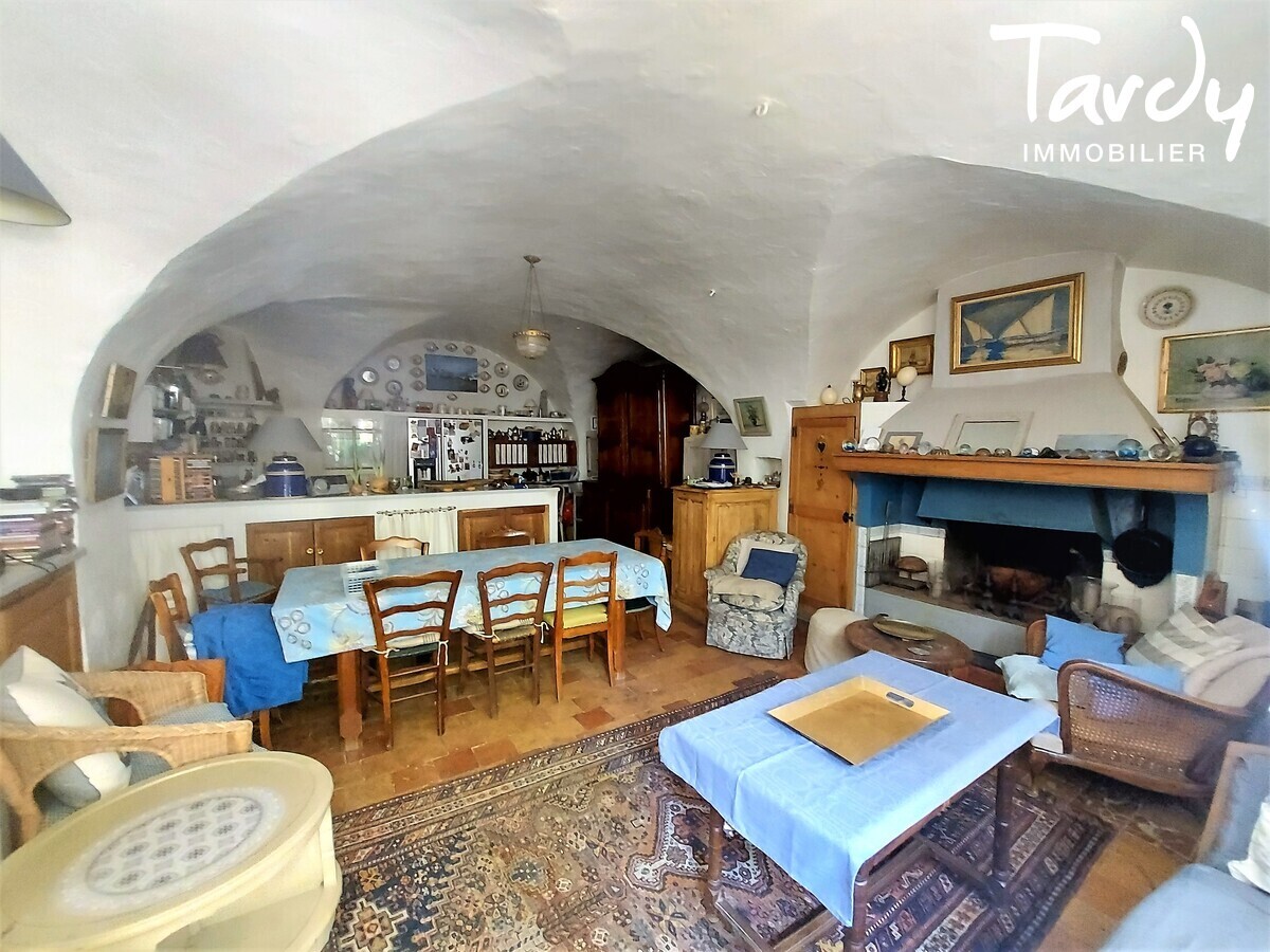 Maison en pierre - centre village - 84160 LOURMARIN - Lourmarin