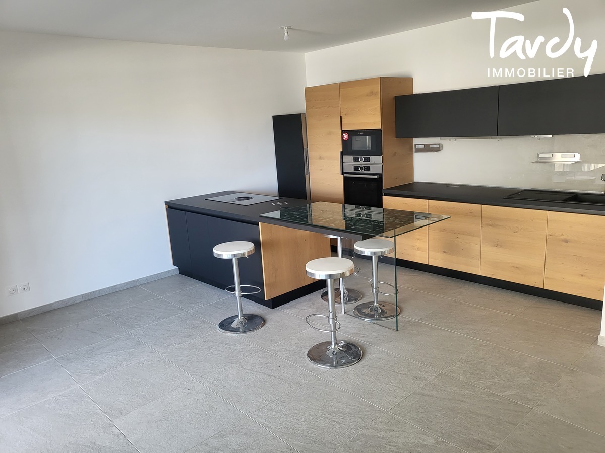 Appartement de Standing avec Amarrage pour Bateau de 7  10 M - 83430 SAINT-MANDRIER SUR MER    - Saint-Mandrier-sur-Mer - Espace de Vie Lumineux Ouvert sur l'Extrieur