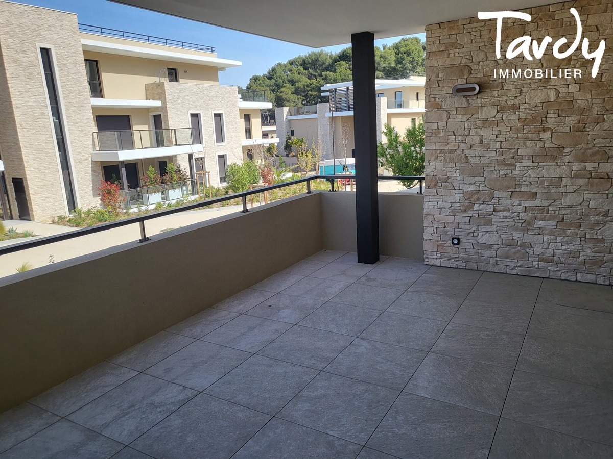 Appartement de Standing avec Amarrage pour Bateau de 7  10 M - 83430 SAINT-MANDRIER SUR MER    - Saint-Mandrier-sur-Mer - Terrasse de 20 m dans un Environnement Verdoyant et Scuris