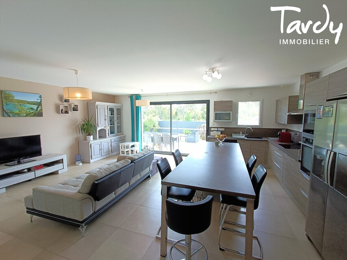 Maison rcente de plain-pied avec piscine, proche village  83250 LA LONDE LES MAURES - La Londe-les-Maures - Maison plain pied piscine proche mer La Londe les Maures Tardy Immobilier