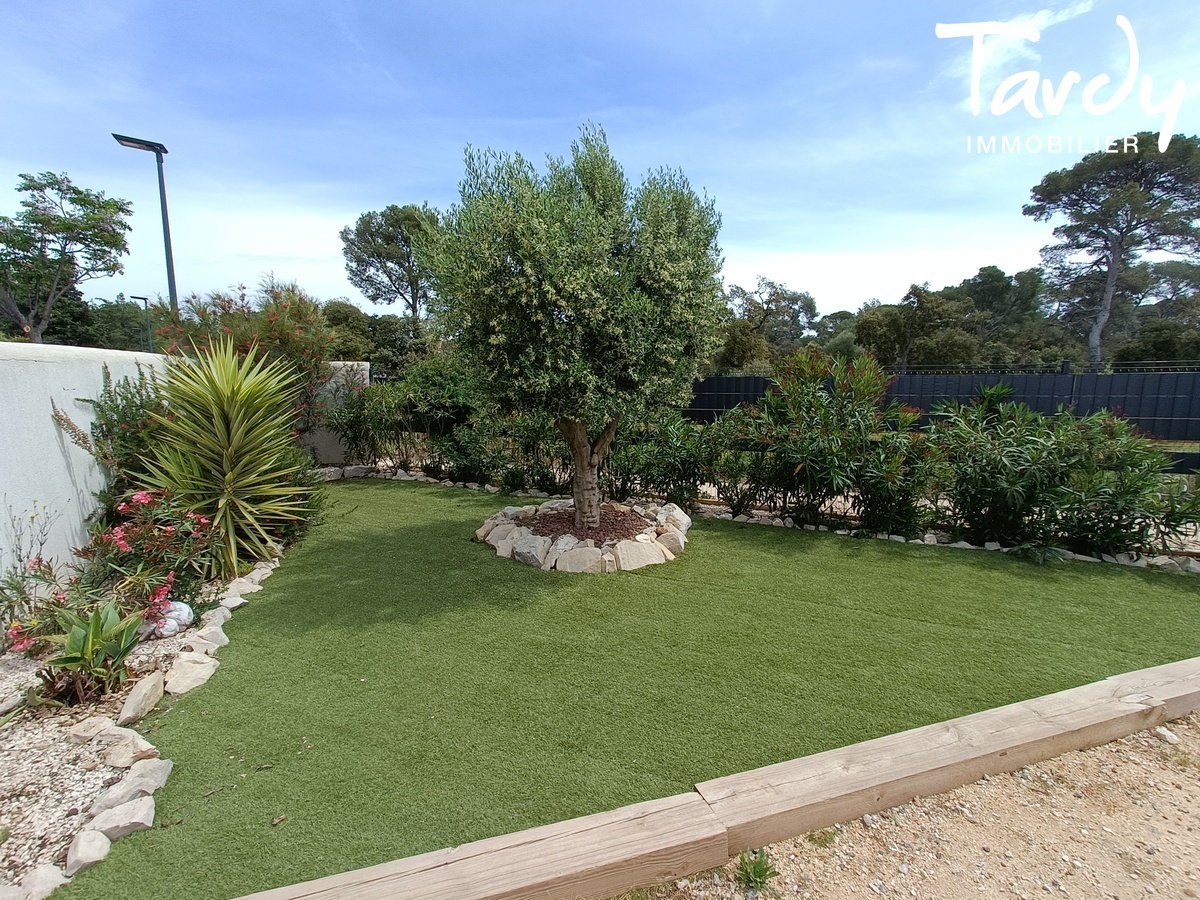 Maison rcente de plain-pied avec piscine, proche village  83250 LA LONDE LES MAURES - La Londe-les-Maures - Maison plain pied piscine proche mer La Londe les Maures Tardy Immobilier