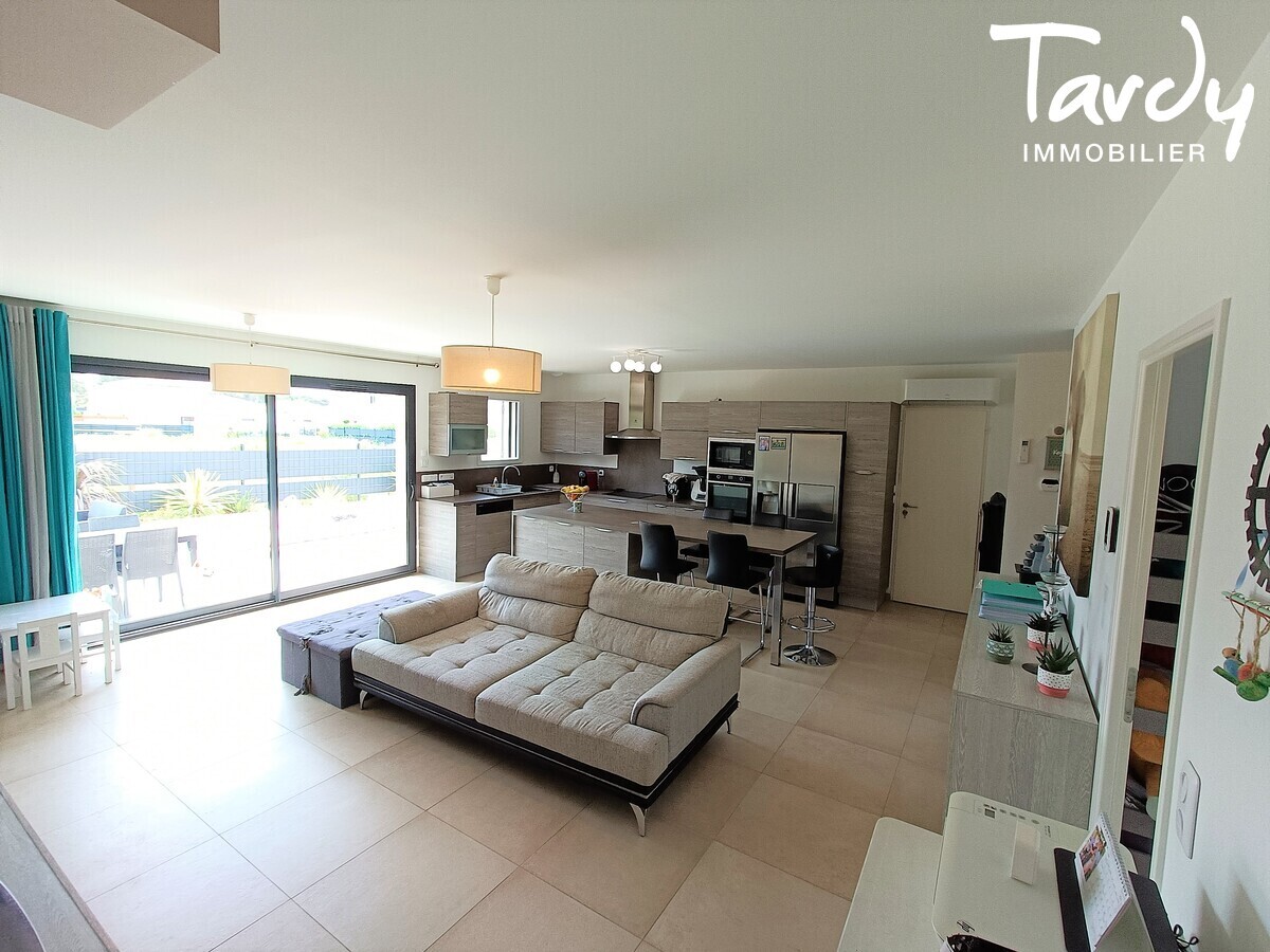 Maison rcente de plain-pied avec piscine, proche village  83250 LA LONDE LES MAURES - La Londe-les-Maures - Maison plain pied piscine calme La Londe les Maures Tardy Immobilier