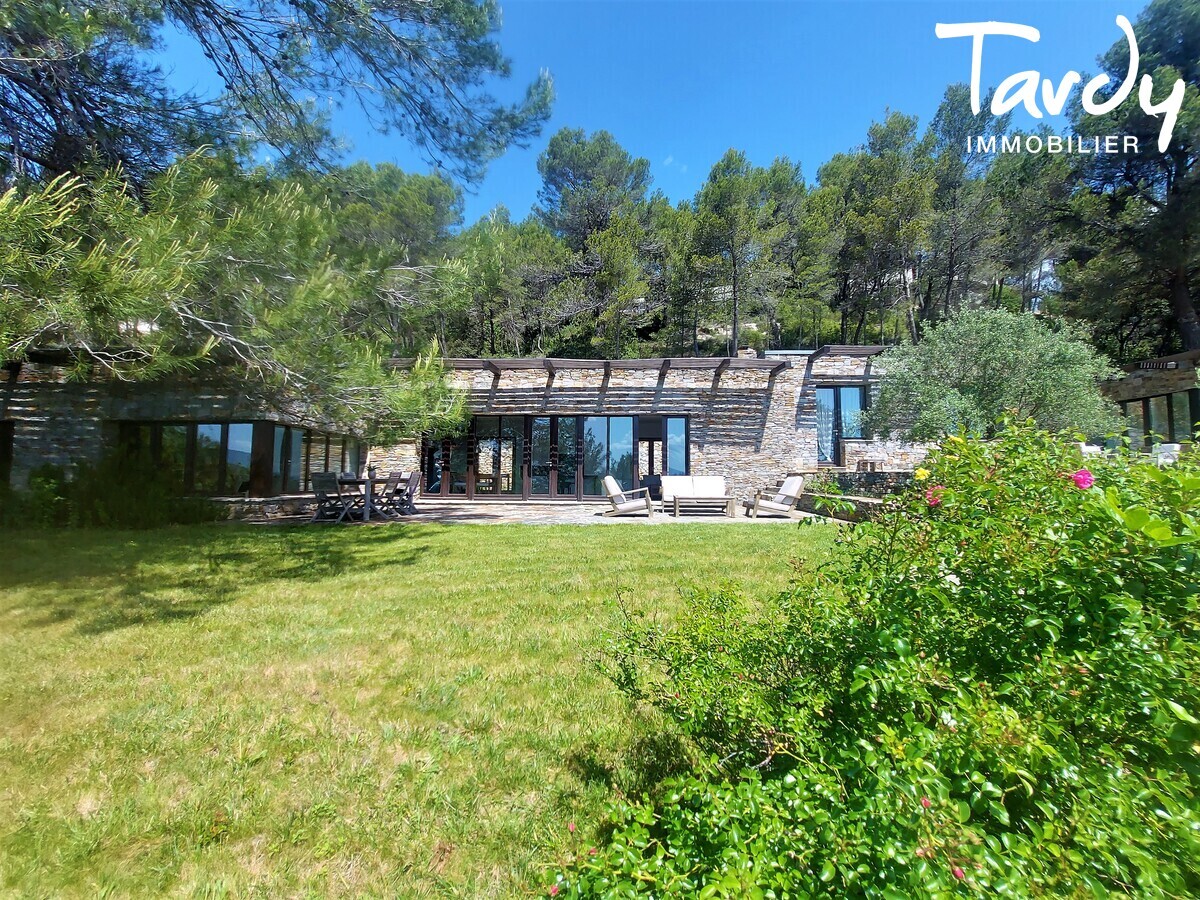 Belle contemporaine  en pierres - Ecrin de verdure avec vue - 13100 AIX-EN-PROVENCE - Le Tholonet