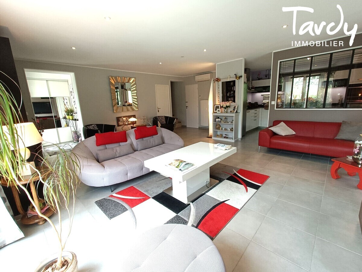 Belle Villa contemporaine avec piscine  83120 LE PLAN DE LA TOUR - Le Plan-de-la-Tour - Villa piscine calme 3 chambres Ste Maxime Tardy Immobilier