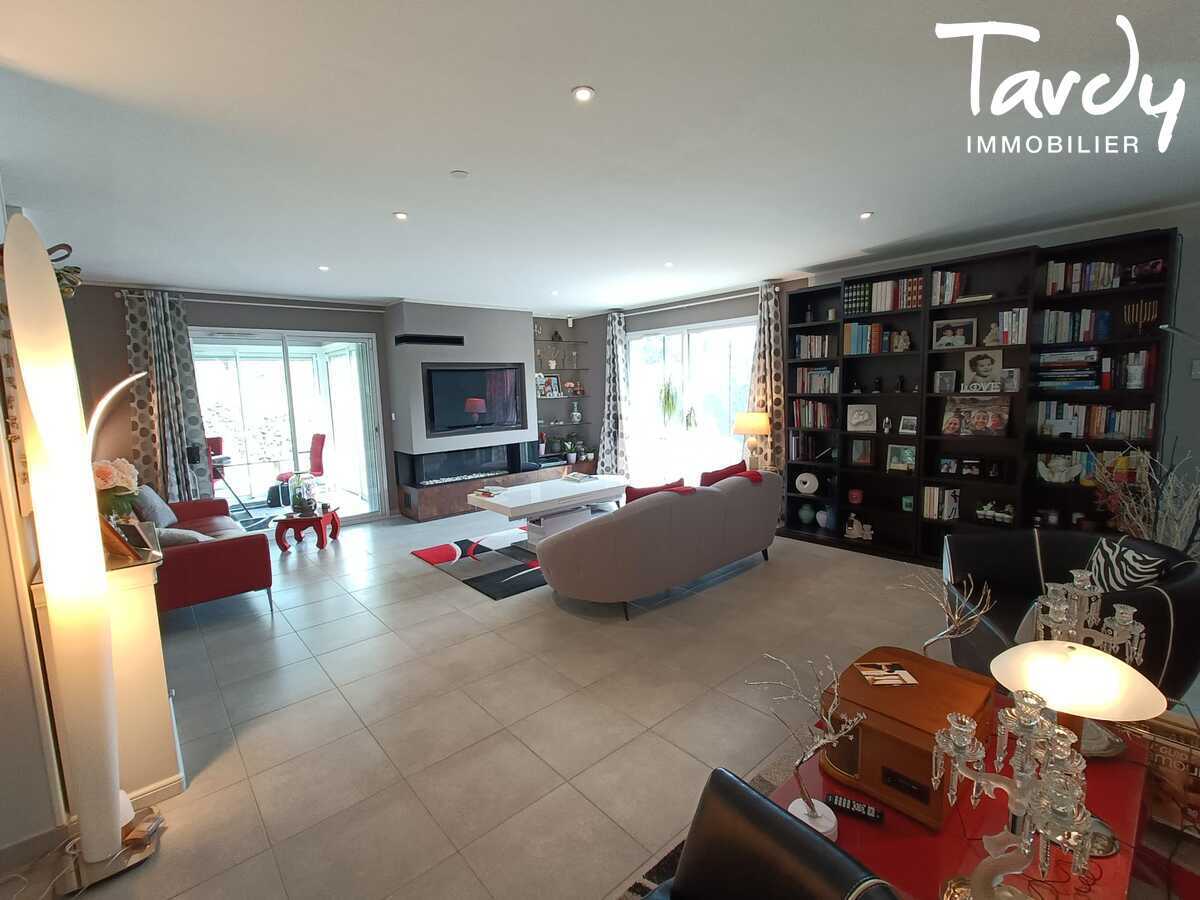 Belle Villa contemporaine avec piscine  83120 LE PLAN DE LA TOUR - Le Plan-de-la-Tour - Villa piscine calme 3 chambres Ste Maxime Tardy Immobilier