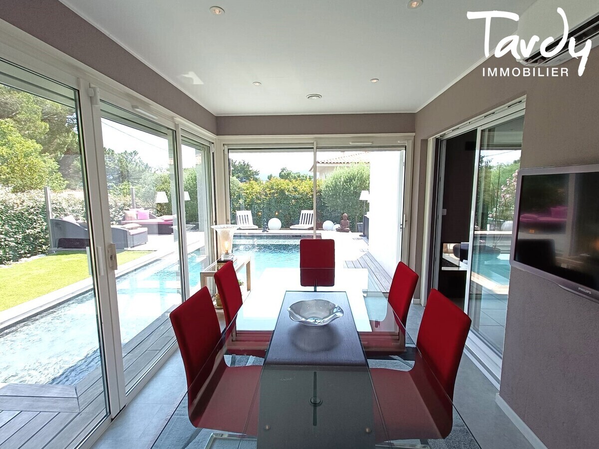 Belle Villa contemporaine avec piscine  83120 LE PLAN DE LA TOUR - Le Plan-de-la-Tour - Villa piscine calme 3 chambres Ste Maxime Tardy Immobilier
