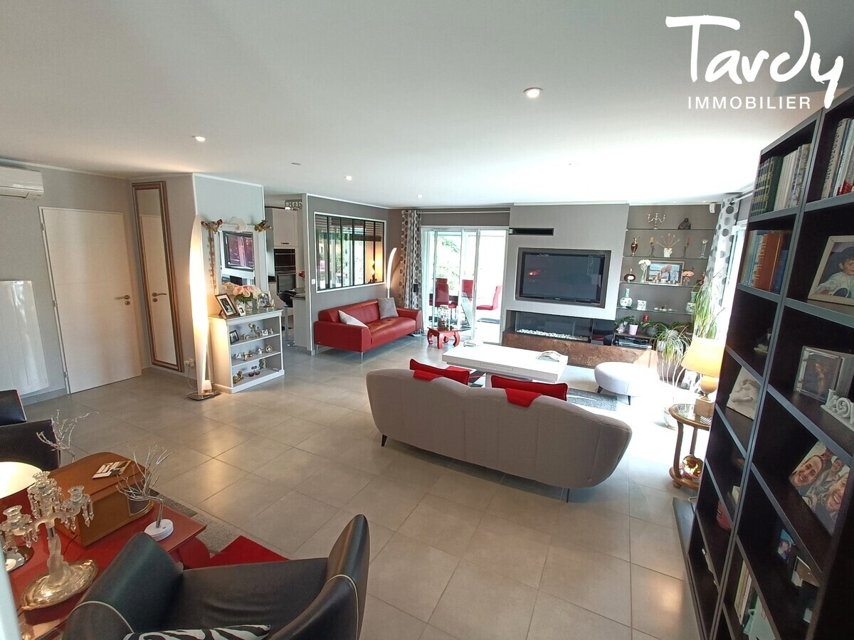 Belle Villa contemporaine avec piscine  83120 LE PLAN DE LA TOUR - Le Plan-de-la-Tour - Villa piscine calme 3 chambres Ste Maxime Tardy Immobilier