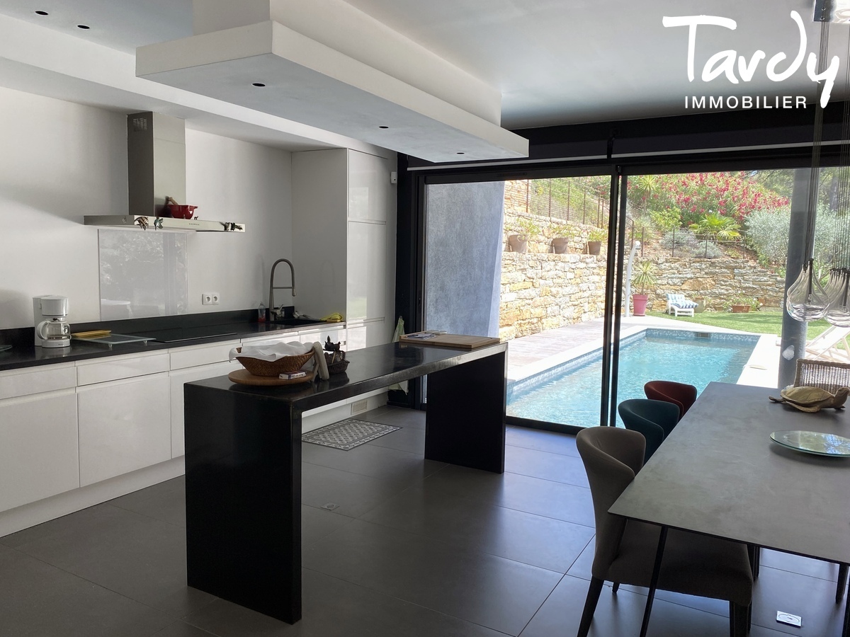 Contemporaine, la mer et la plage  pieds - 83150 BANDOL - Bandol