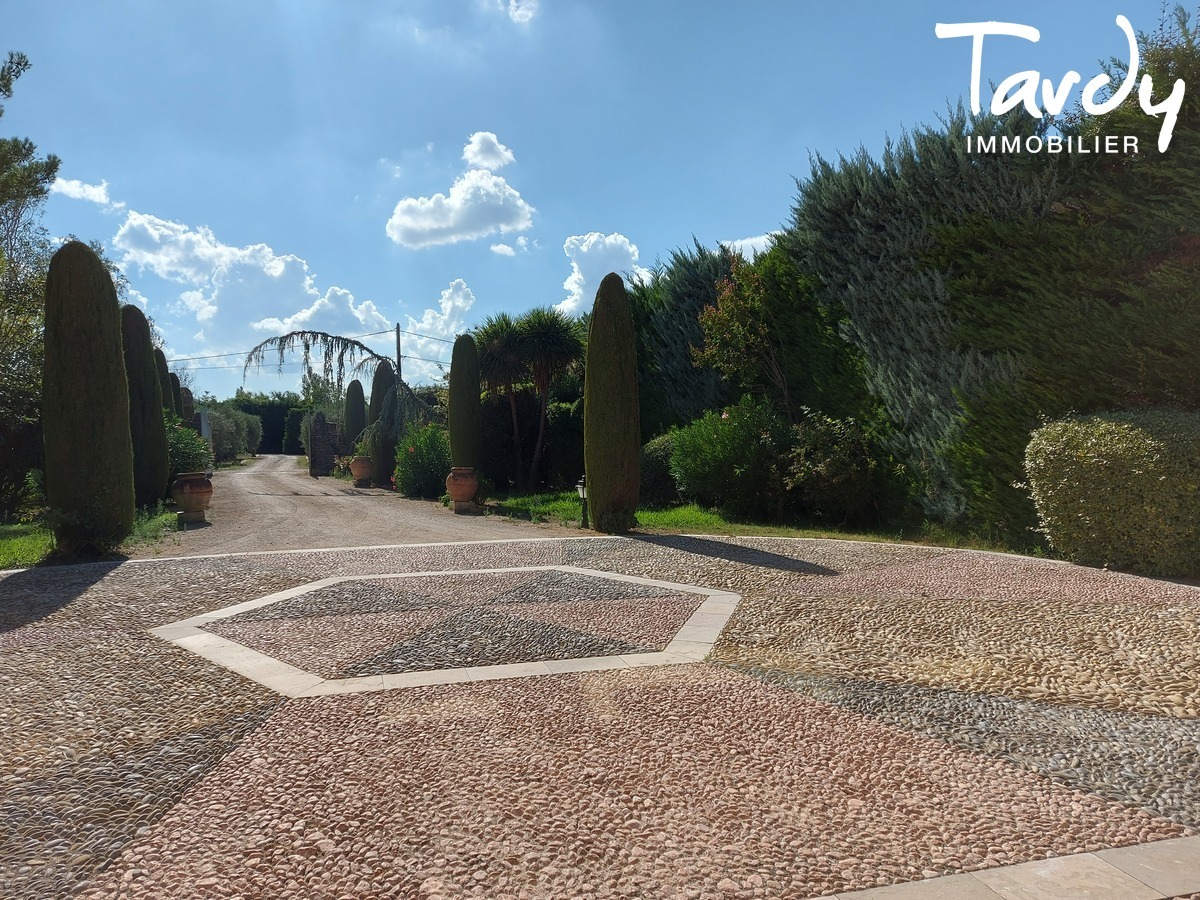 Mas en pierre - 3 habitations possibles - 13560 SENAS - Snas