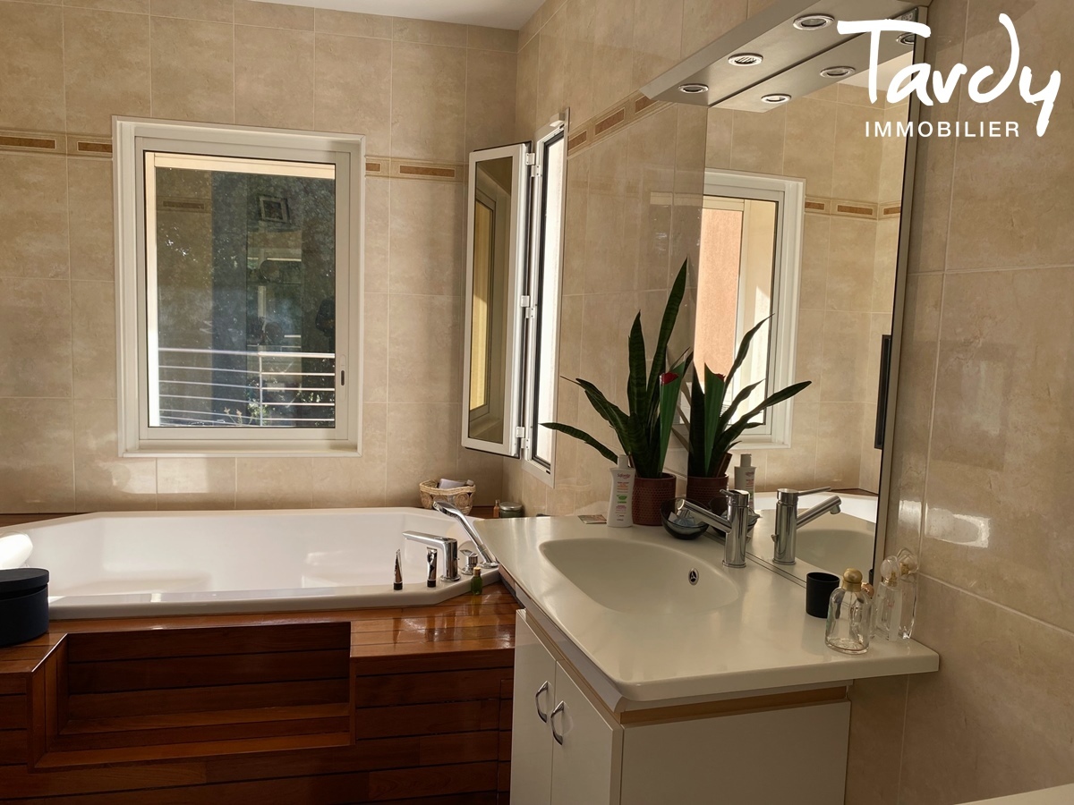 Ancien mas rnov, proprit familiale 7 chambres - 13600 LA CIOTAT - La Ciotat