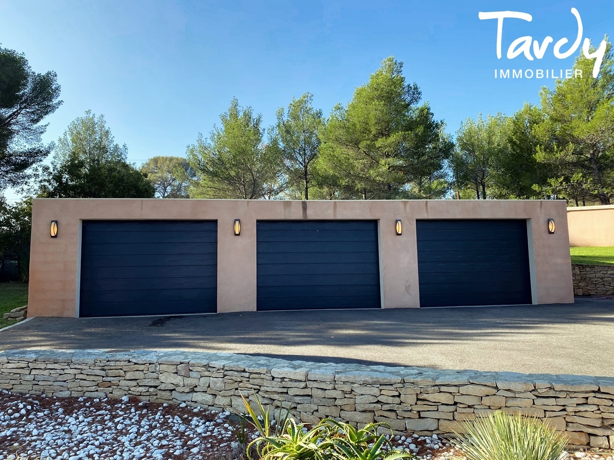 Ancien mas rnov, proprit familiale 7 chambres - 13600 LA CIOTAT - La Ciotat - GARAGE 6 VOITURES
