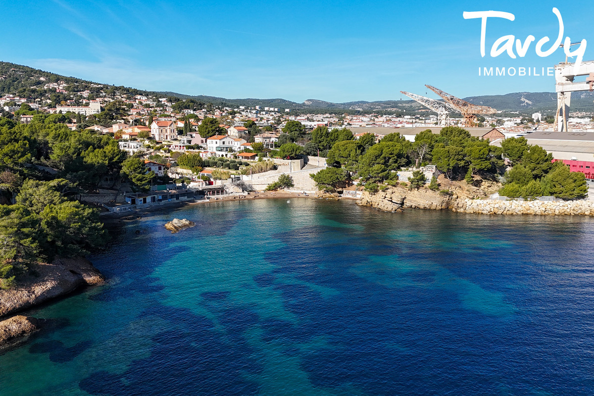 Pieds dans l'eau sur 2 hectares - 13600 LA CIOTAT - La Ciotat - Pied dans l'eau La Ciotat sur 2 hectares. Tardy Immobilier