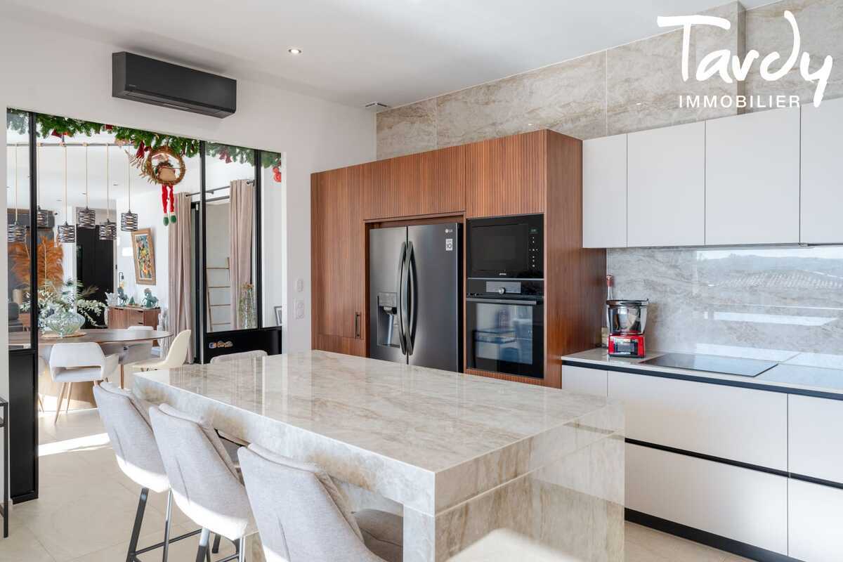 Villa contemporaine rcente - Vue dgage - 83740 LA CADIERE D'AZUR - La Cadire-d'Azur
