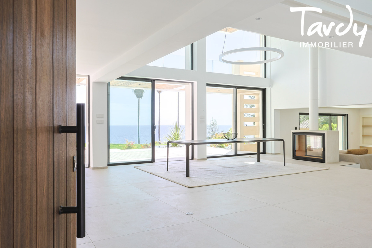 Contemporaine face � la mer - 83150 BANDOL - Bandol - Bandol Golf Fr�gate villa front de mer vue mer Tardy Immobilier