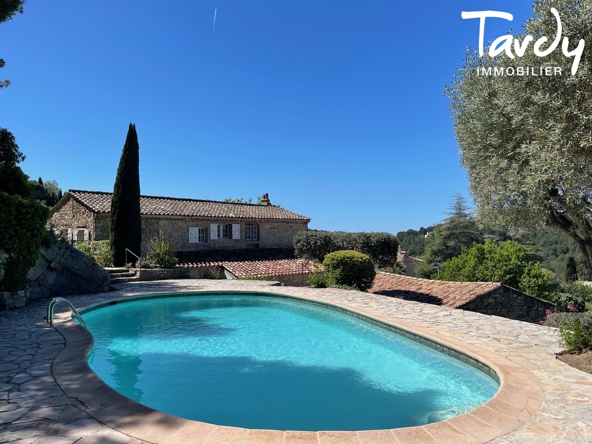Mas Provenal en pierre  rinventer, vue, soleil couchant - 83330 LE BEAUSSET - Le Beausset