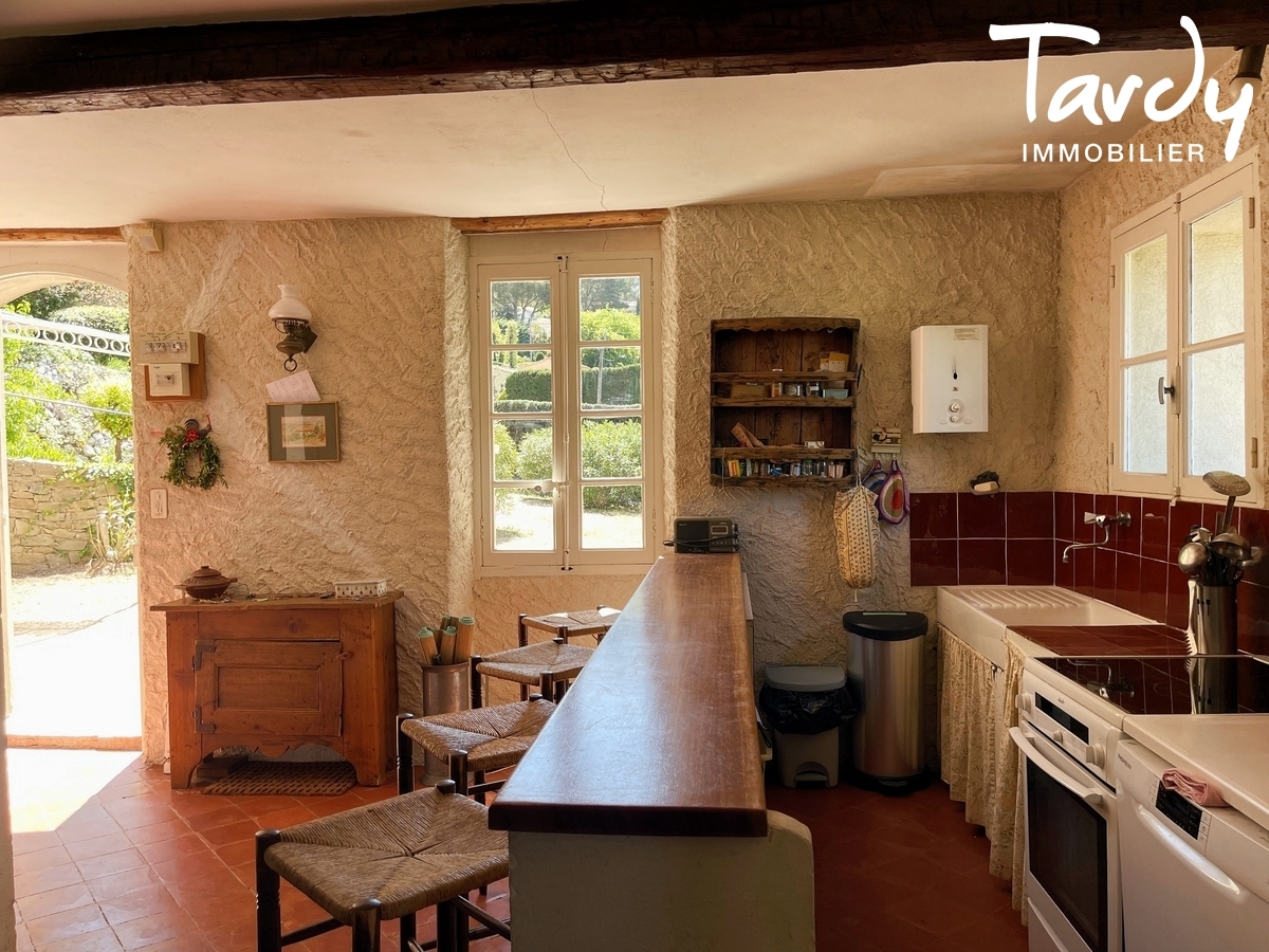 Mas Provenal en pierre  rinventer, vue, soleil couchant - 83330 LE BEAUSSET - Le Beausset