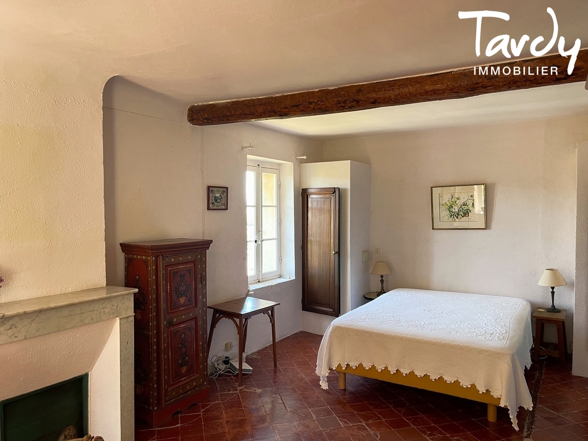 Mas Provenal en pierre  rinventer, vue, soleil couchant - 83330 LE BEAUSSET - Le Beausset