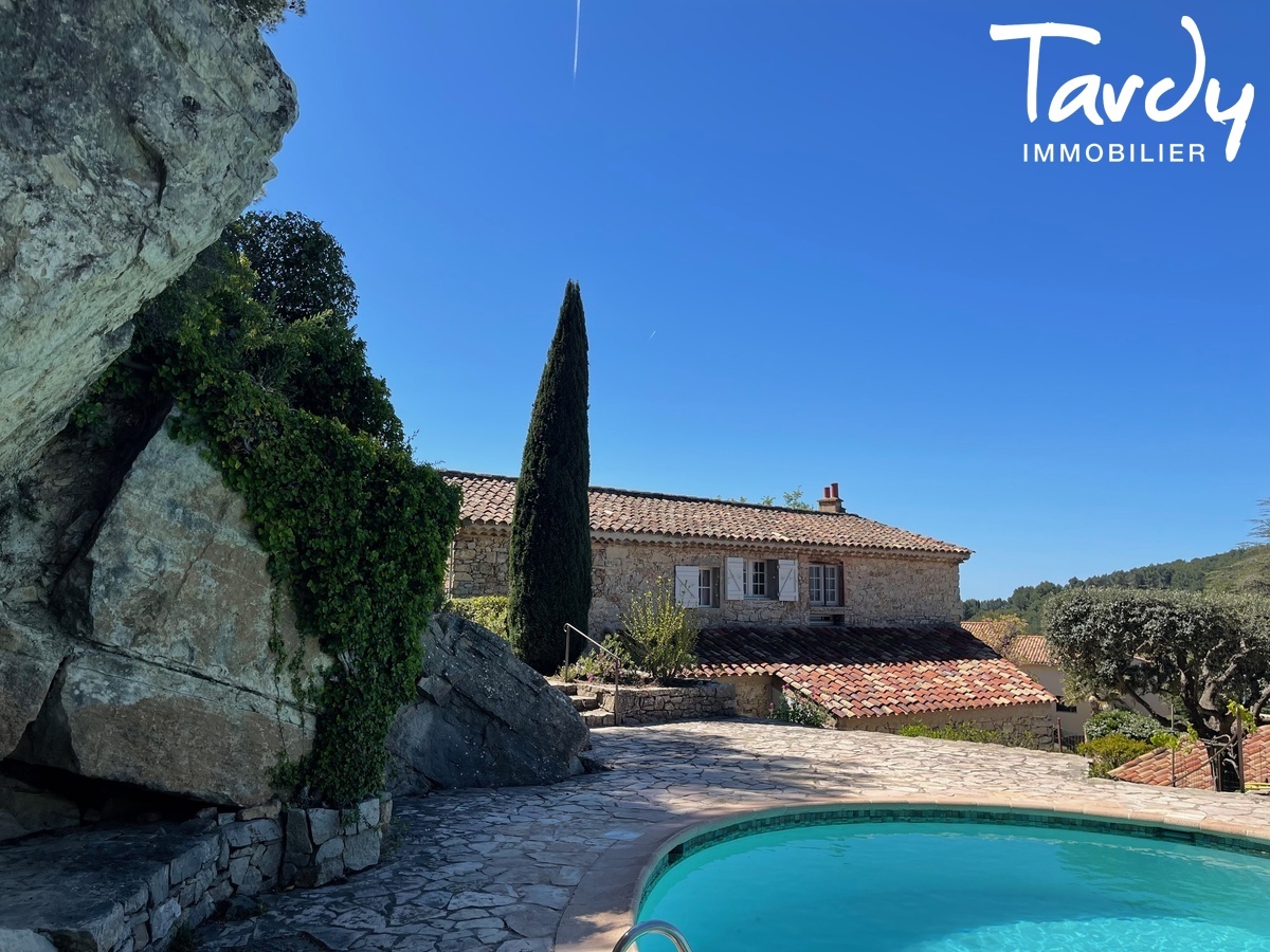 Mas Provenal en pierre  rinventer, vue, soleil couchant - 83330 LE BEAUSSET - Le Beausset - EXPOSITION OUEST