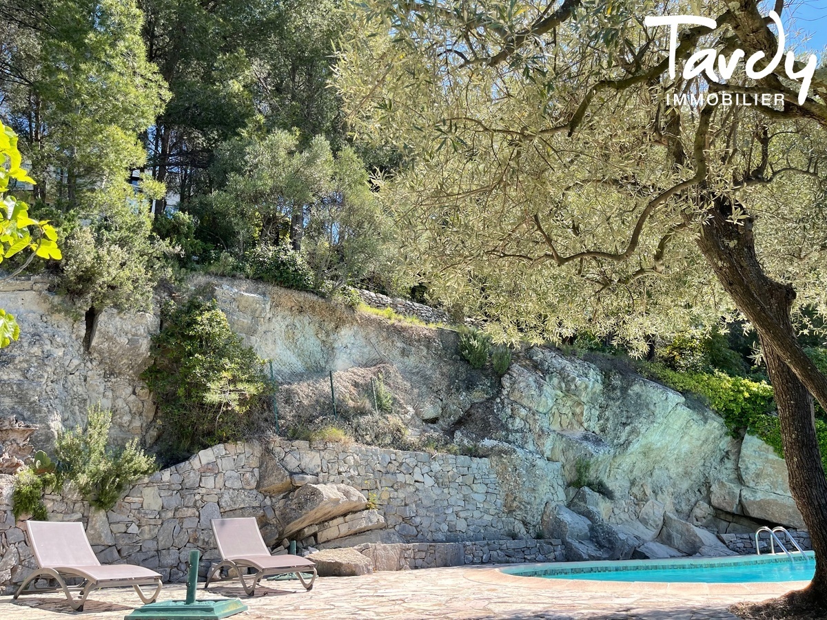 Mas Provenal en pierre  rinventer, vue, soleil couchant - 83330 LE BEAUSSET - Le Beausset