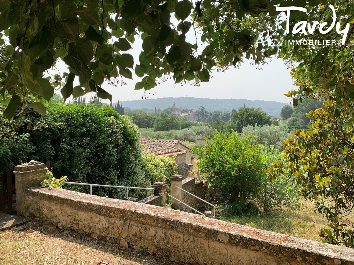 Bastide provencale - vue sur le chteau - 84160 Lourmarin - Lourmarin