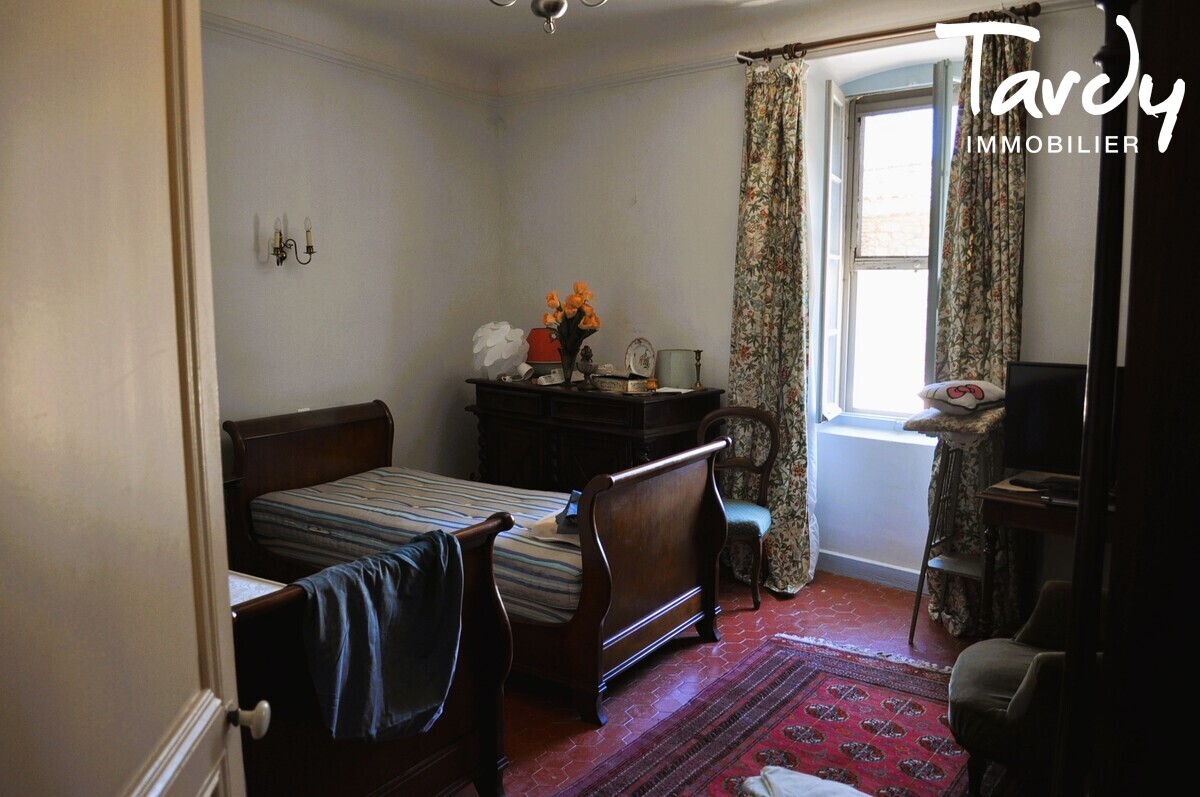 Bastide provencale - vue sur le chteau - 84160 Lourmarin - Lourmarin