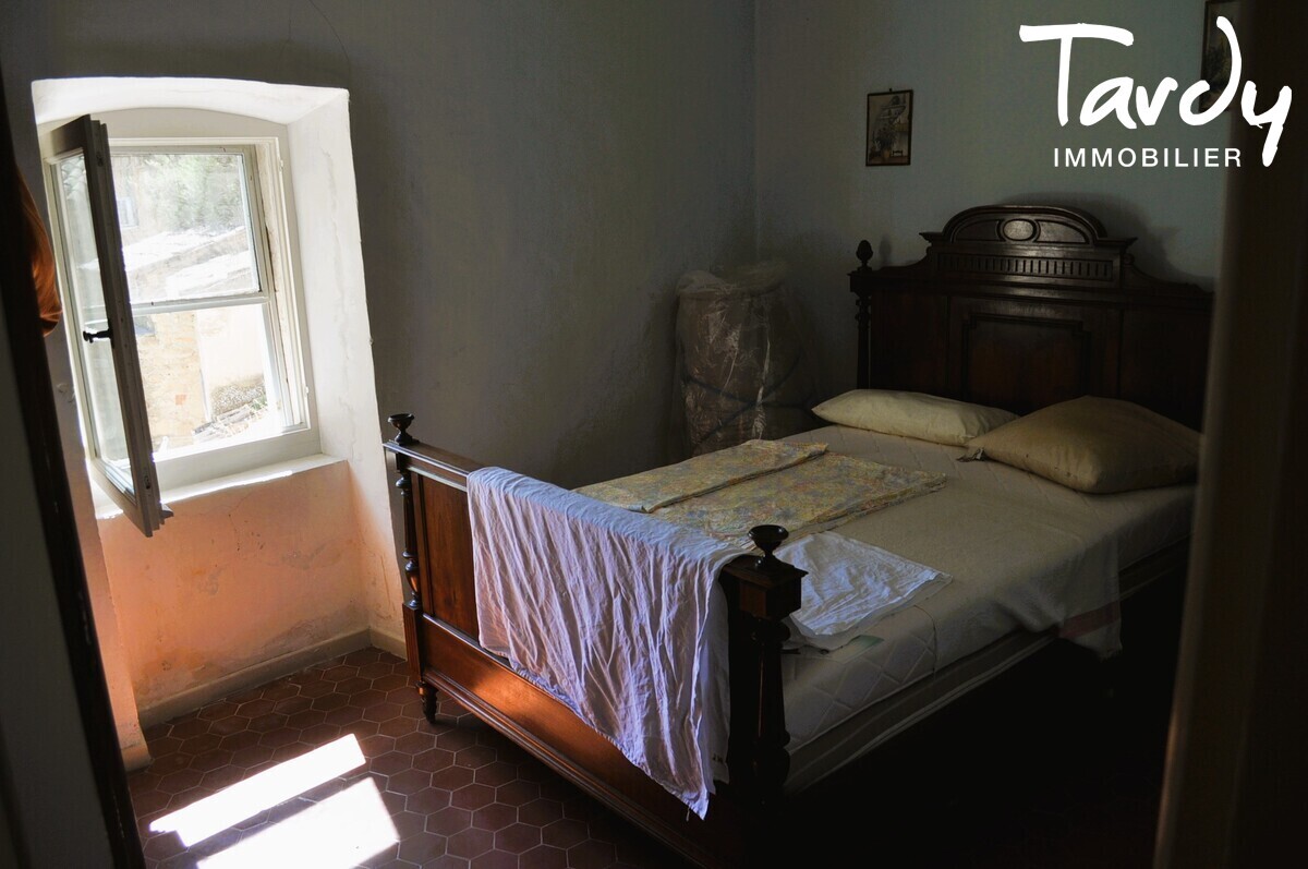 Bastide provencale - vue sur le chteau - 84160 Lourmarin - Lourmarin