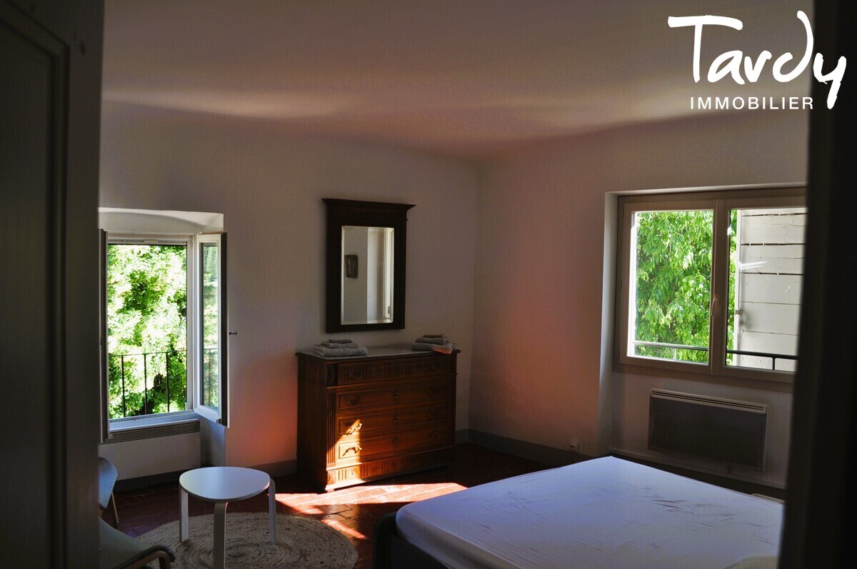 Bastide provencale - vue sur le chteau - 84160 Lourmarin - Lourmarin