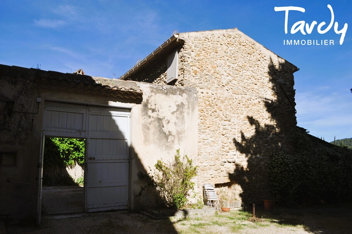 Bastide provencale - vue sur le chteau - 84160 Lourmarin - Lourmarin
