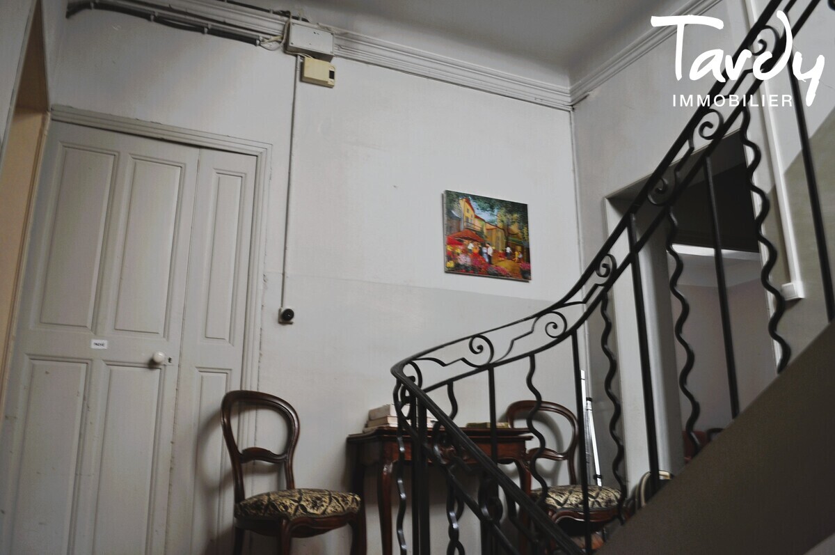 Bastide provencale - vue sur le chteau - 84160 Lourmarin - Lourmarin