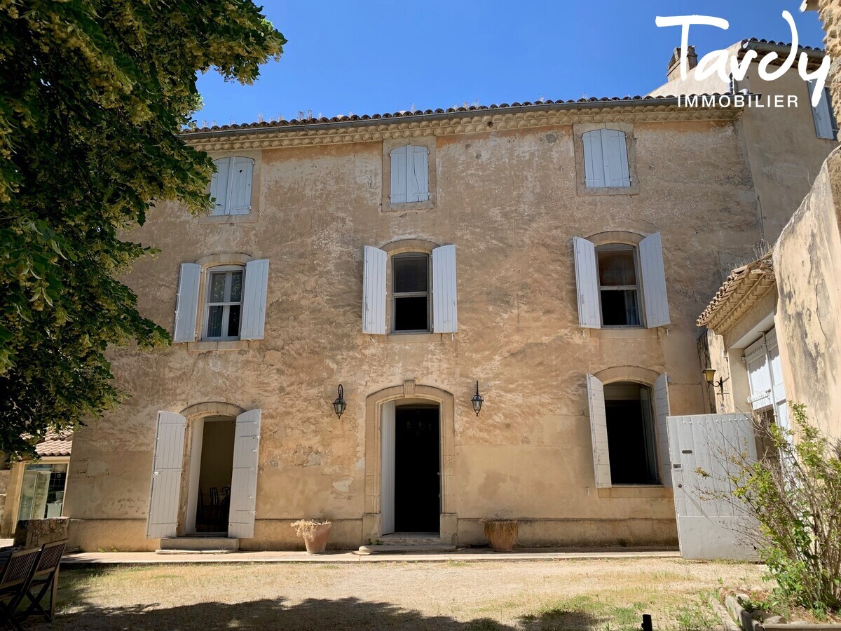 Bastide provencale - vue sur le chteau - 84160 Lourmarin - Lourmarin