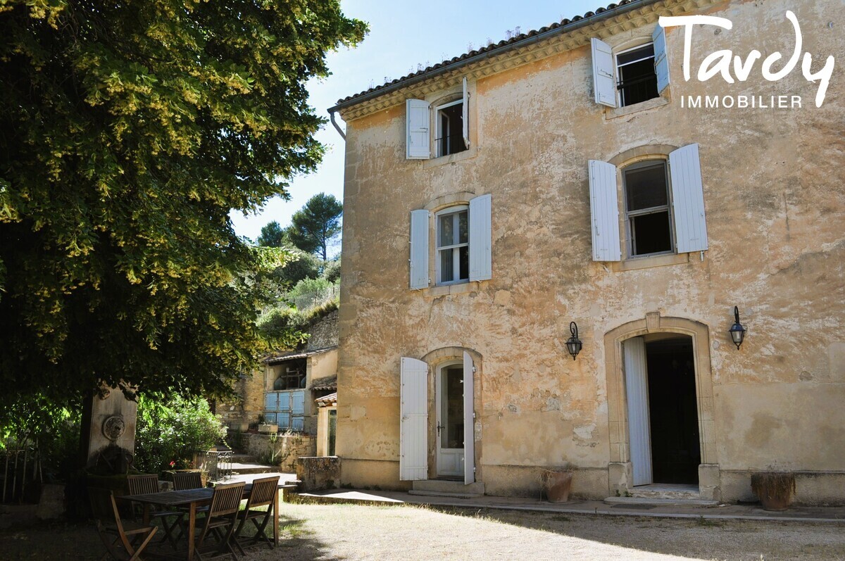 Bastide provencale - vue sur le chteau - 84160 Lourmarin - Lourmarin
