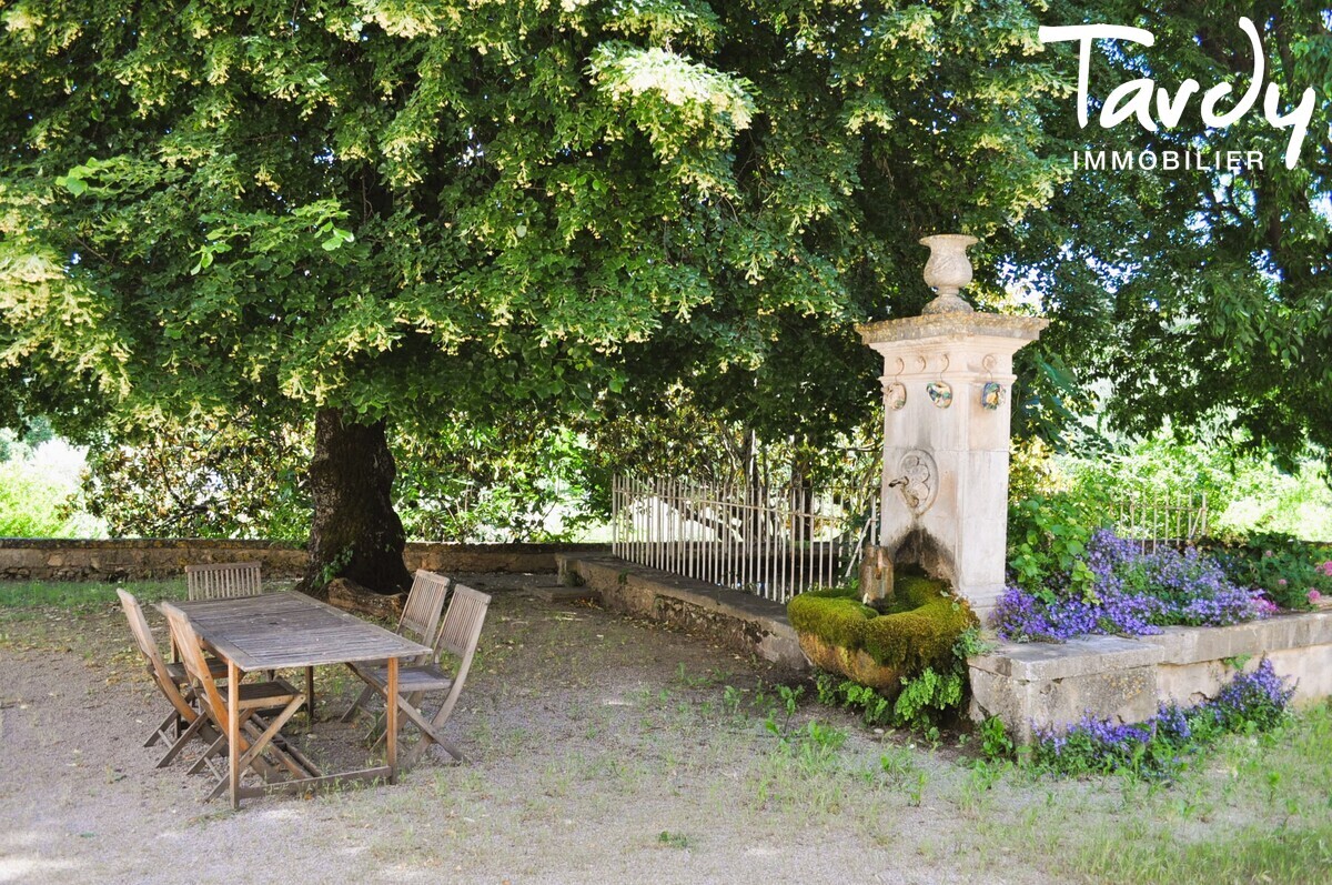 Bastide provencale - vue sur le chteau - 84160 Lourmarin - Lourmarin