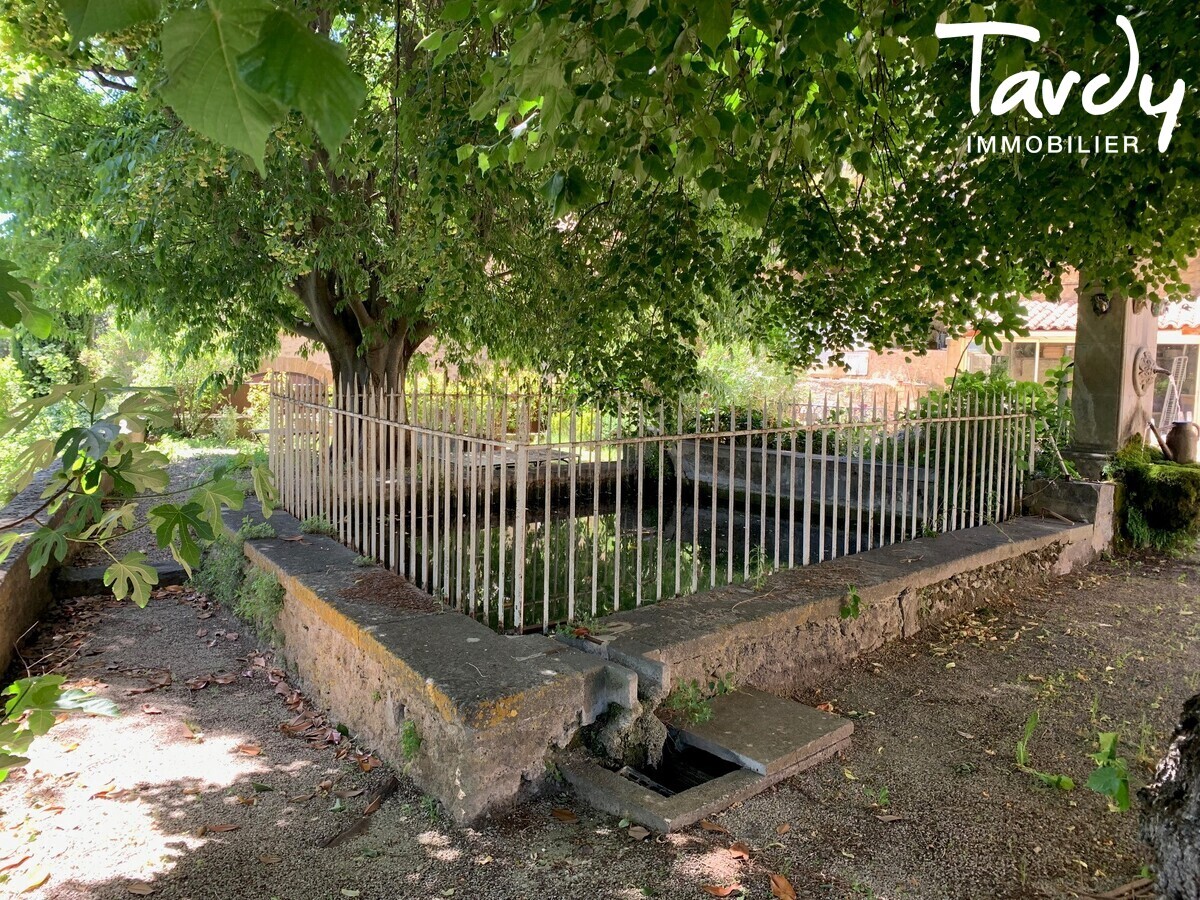 Bastide provencale - vue sur le chteau - 84160 Lourmarin - Lourmarin