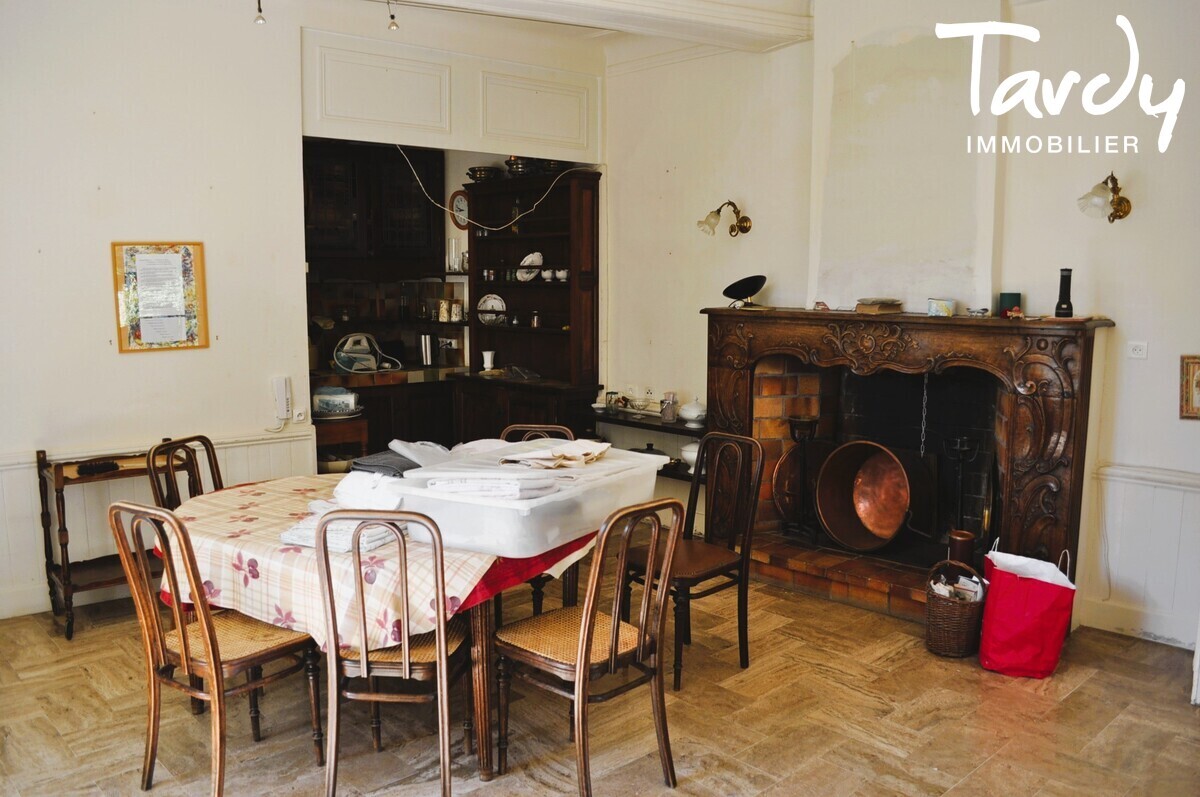 Bastide provencale - vue sur le chteau - 84160 Lourmarin - Lourmarin