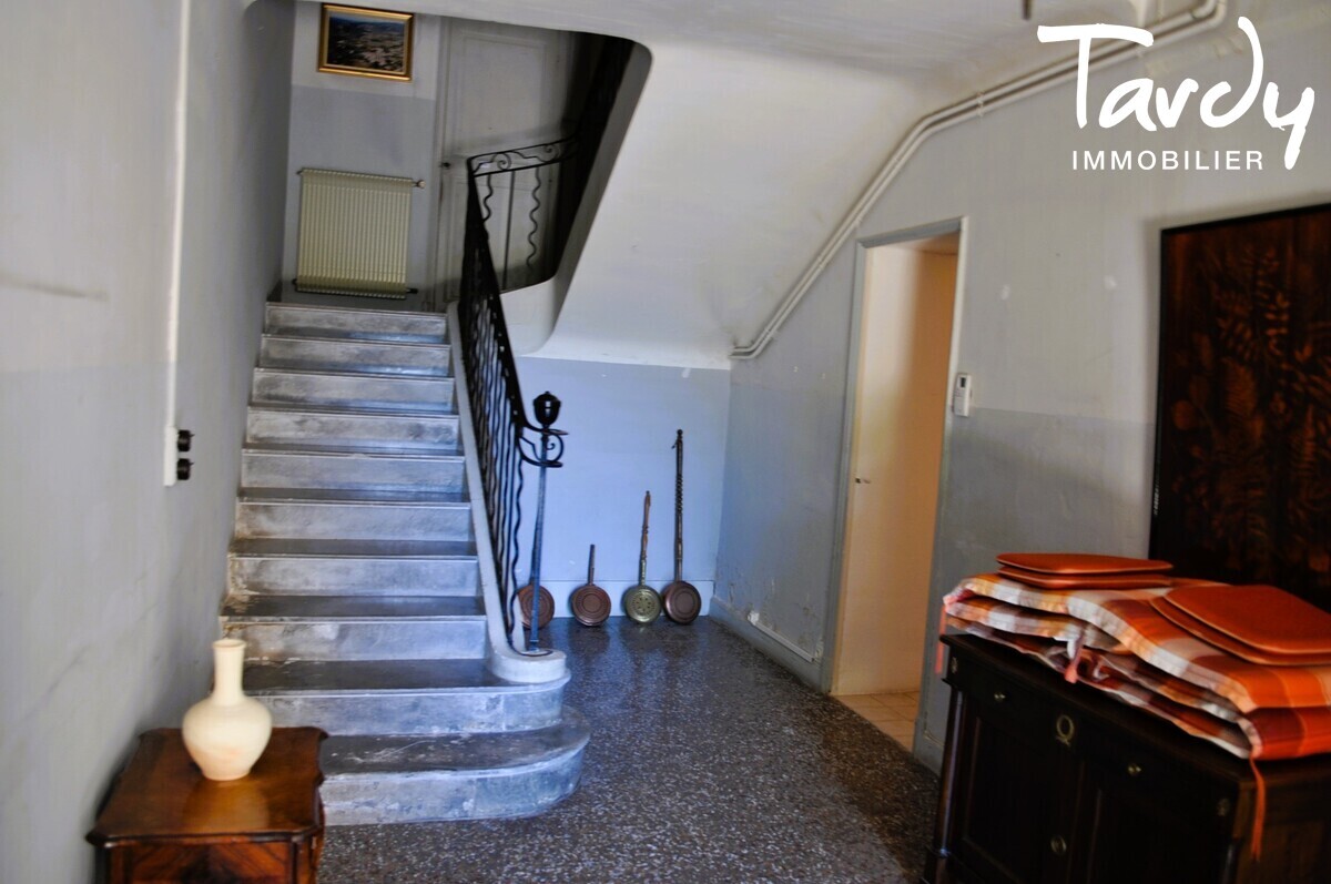 Bastide provencale - vue sur le chteau - 84160 Lourmarin - Lourmarin