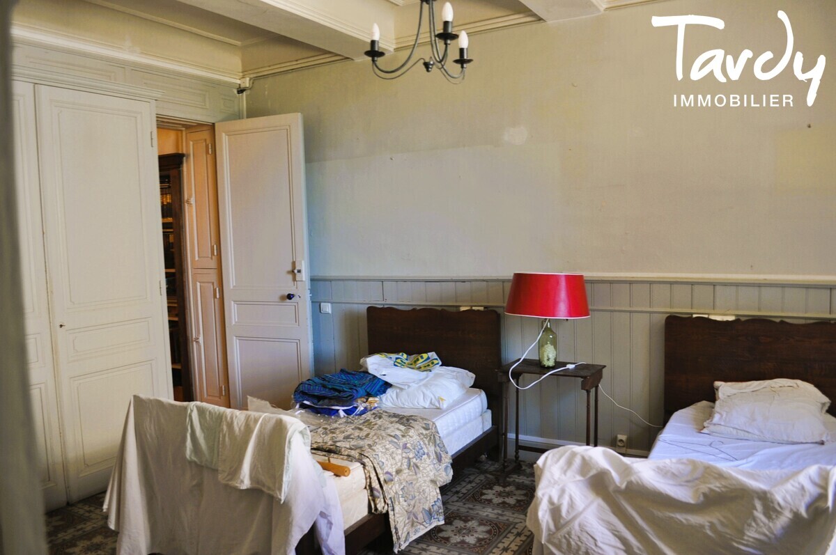 Bastide provencale - vue sur le chteau - 84160 Lourmarin - Lourmarin