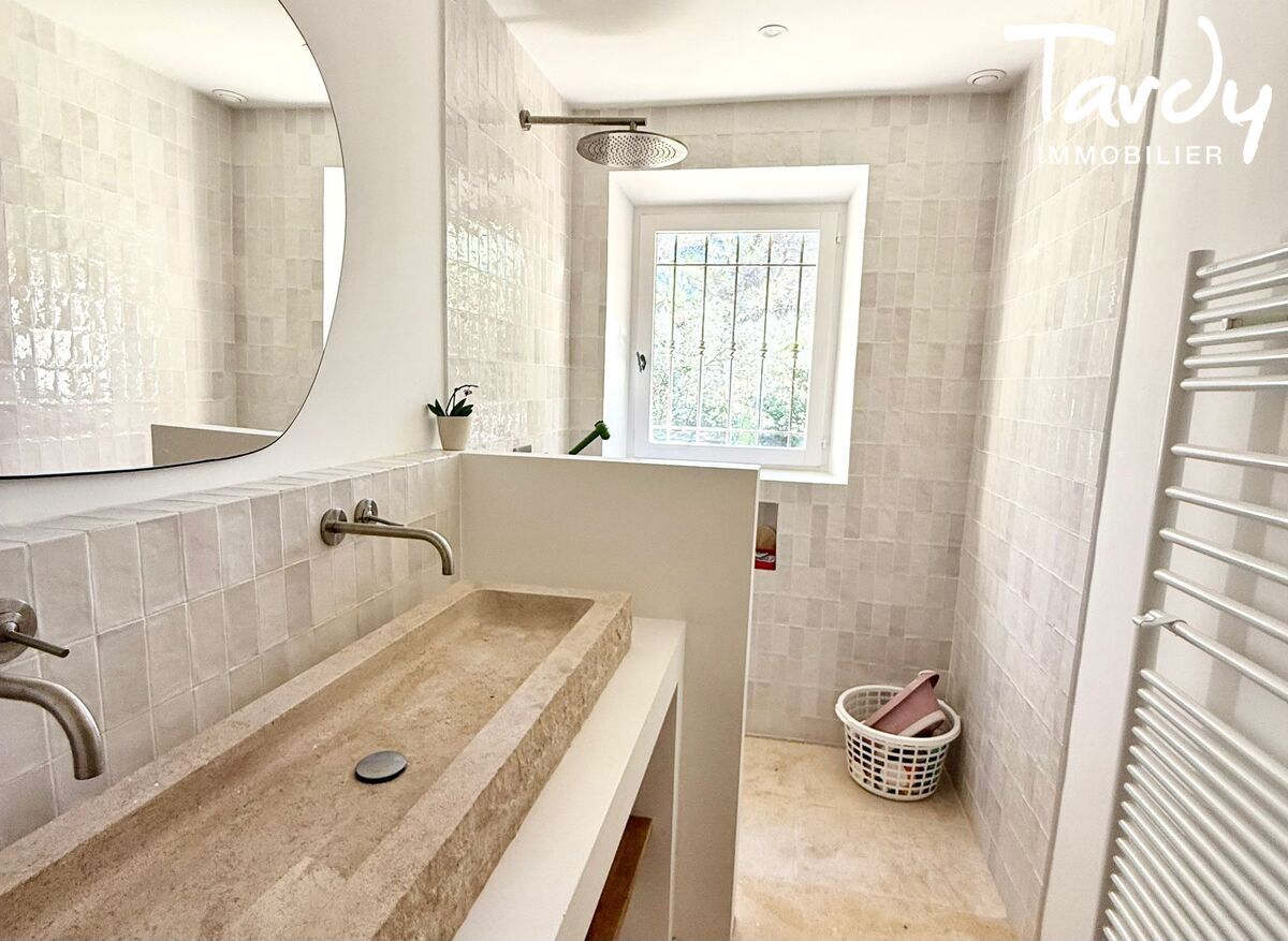 Proprit avec grand terrain proche de Lourmarin  84160 Vaugines - Lourmarin