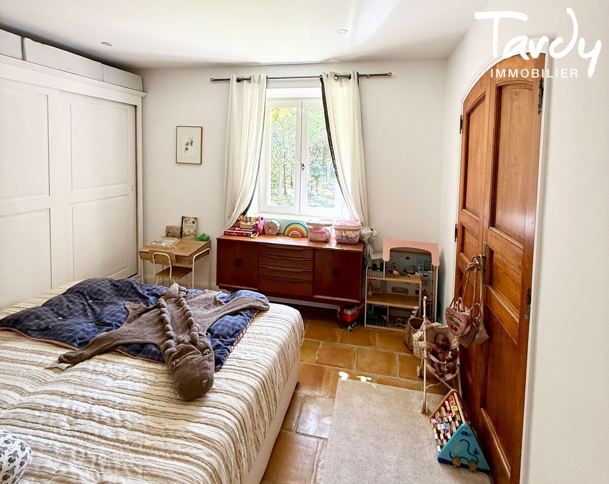 Proprit avec grand terrain proche de Lourmarin  84160 Vaugines - Lourmarin