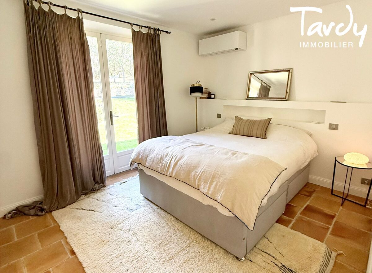 Proprit avec grand terrain proche de Lourmarin  84160 Vaugines - Lourmarin